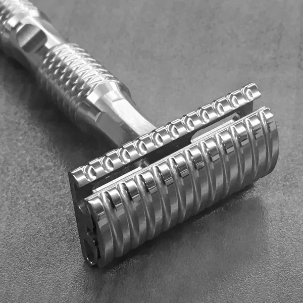 TRSCLKIT2WS: The Gift (Scalloped head, 0.68MM Blade Gap, 14mm x 100mm Pineapple Handle), Stainless Steel Double Edge Safety Razor SET